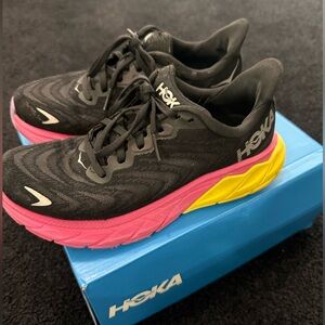 HOKA ARAHI 6 Sneaker. Size 5.5